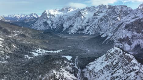 Breite-Drohnen-Luftaufnahme-Von-Bergen-Mit-Schnee-Im-Winter