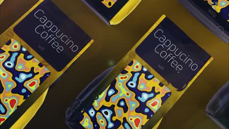 embalaje de café capuchino con diseño abstracto