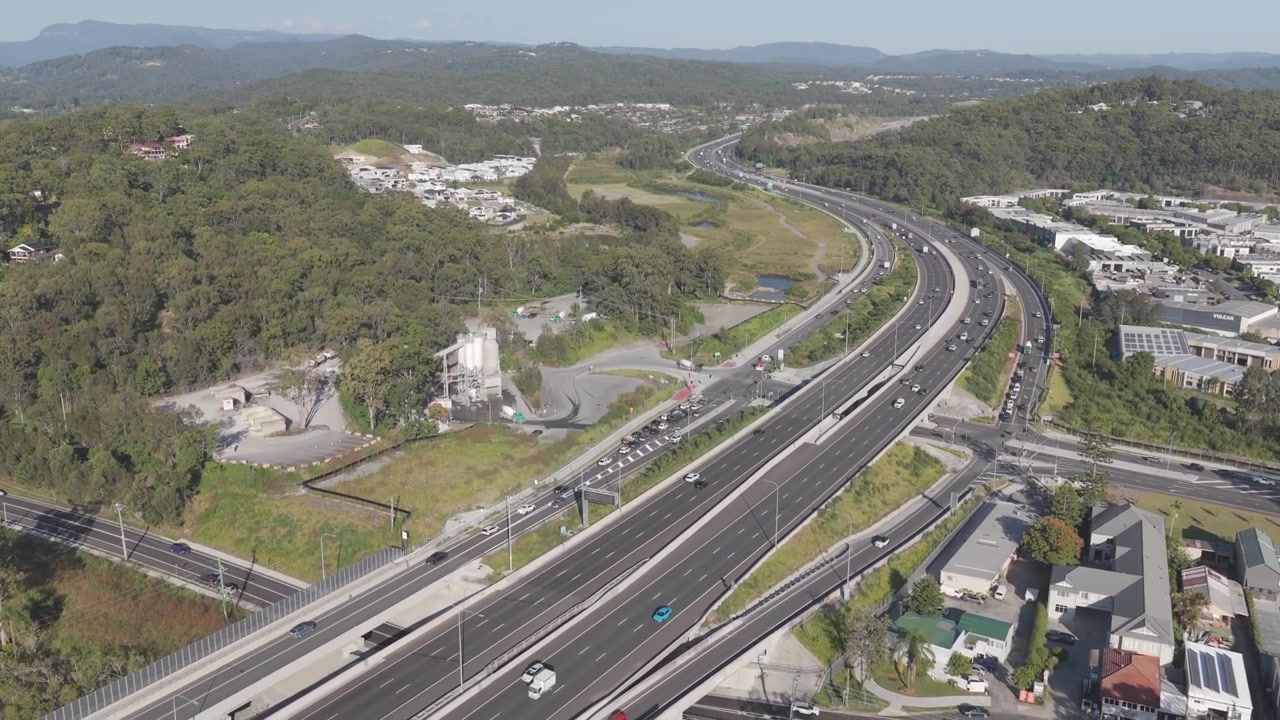 Coches circulando por la Autopista del Pacífico (M1) cerca de Pimpama en la Costa Dorada de Queensland, Australia. - toma aérea