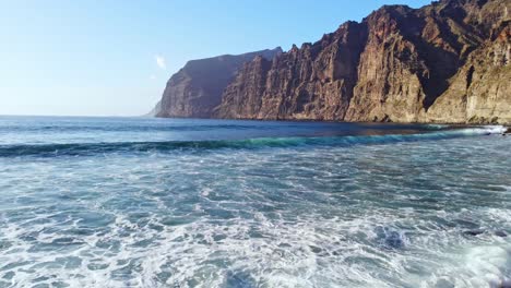 toma aérea de drones de 4k de la costa rocosa en tenerife, los gigantes, puerto de santiago