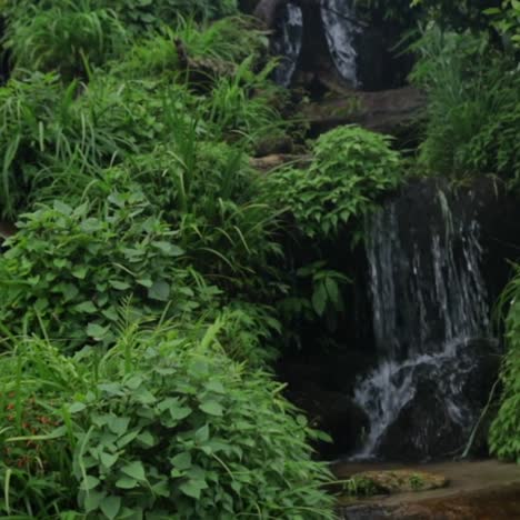 Kleiner-Wasserfall-In-Thailand-Aufzeichnung-In-Einem-Tempel