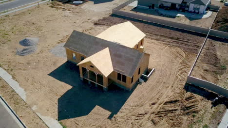 un dron disparó flotando alrededor de una casa recién construida con sus paredes y techo apenas colocados