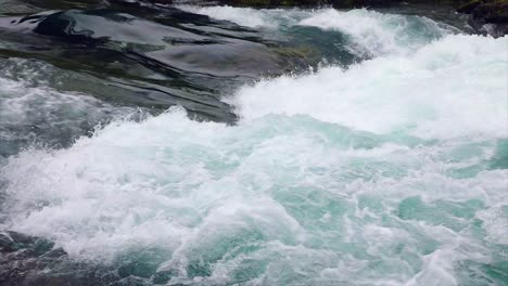 Agua-Del-Río-De-Montaña-Con-Primer-Plano-En-Cámara-Lenta