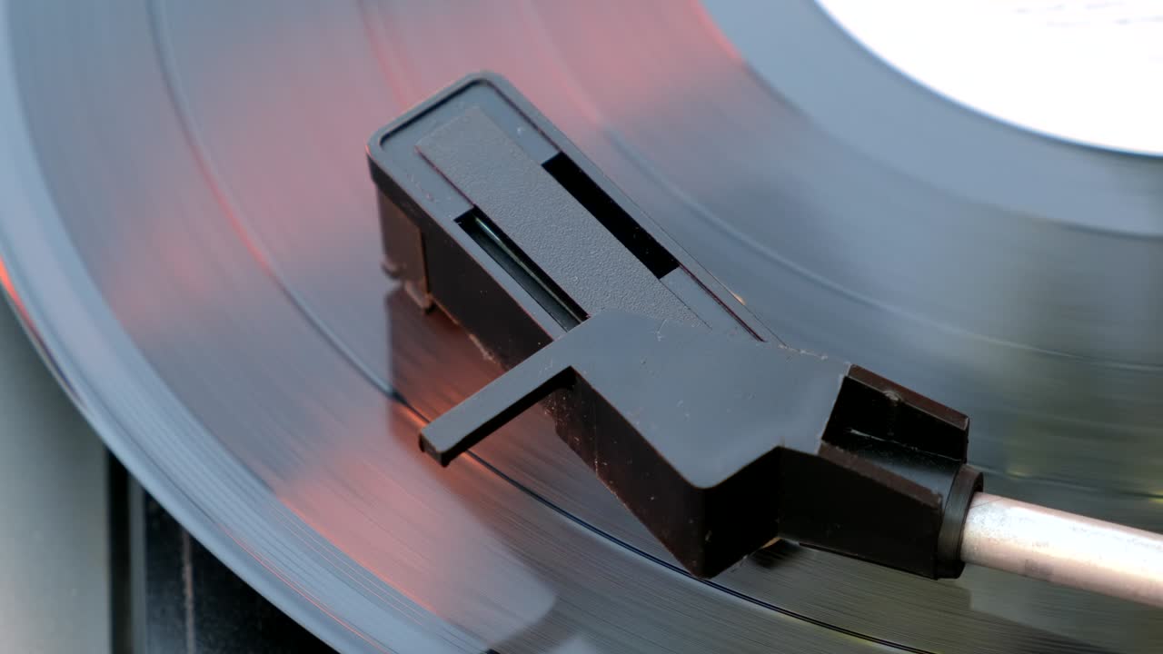 고대 레코드 플레이어: 바늘을 클로즈업으로 는 회전판과 스타일러스, 디제이 턴테이블에 검은 비닐 레코드에 내려 놓은 스타일러스의 팔과 바늘