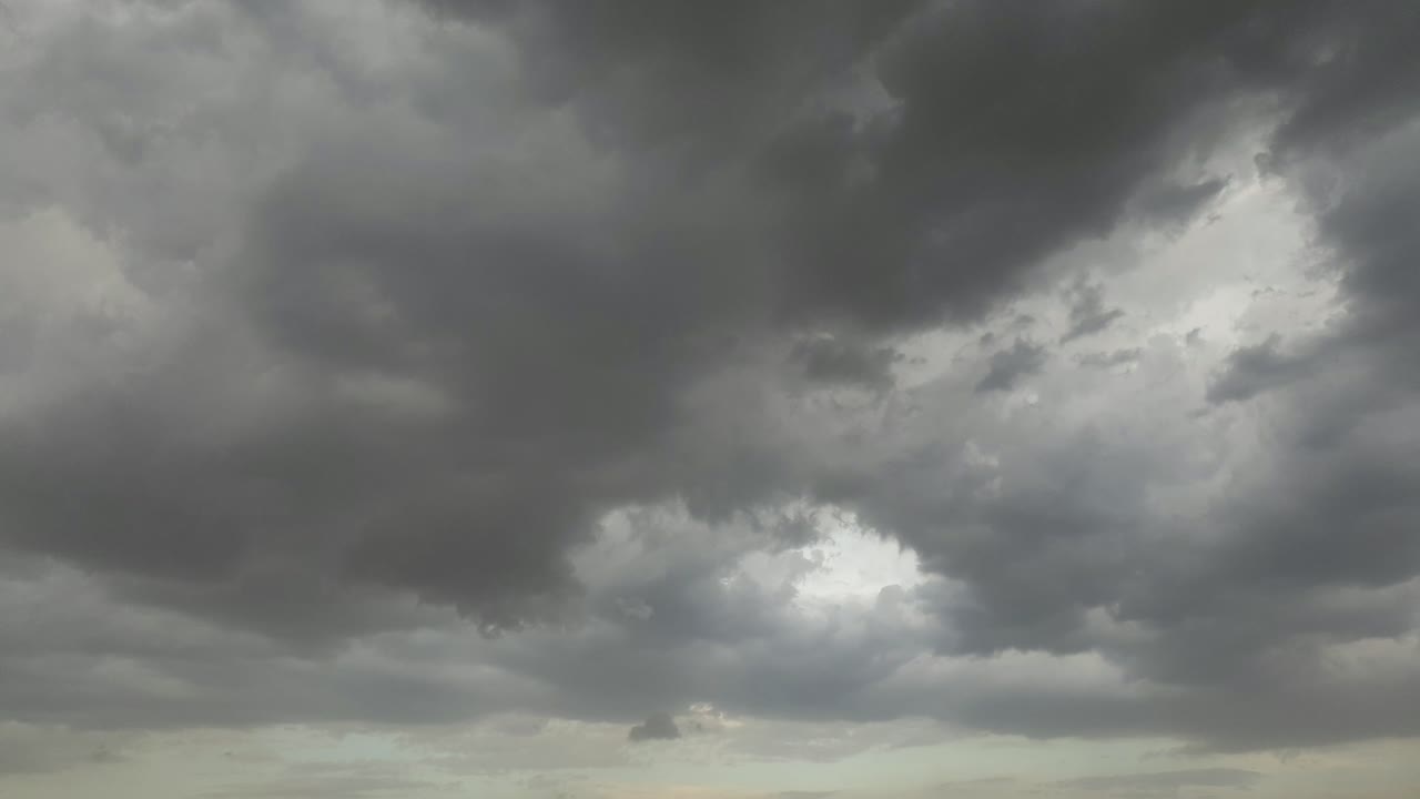 극적인 폭풍우 구름