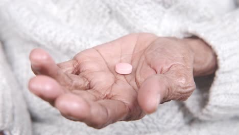 persona de edad avanzada con una píldora