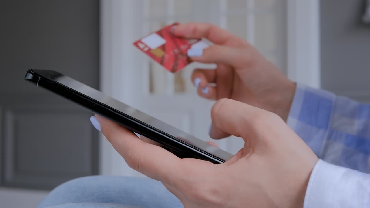 mujer usando teléfono inteligente y tarjeta de crédito para comprar en línea - vista lateral de cerca