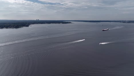 una vista aérea del tranquilo sonido de long island cerca de hart island en nueva york en un día nublado