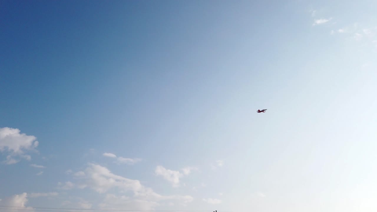 로우 패스를 수행하는 제트 rc 모델 비행기