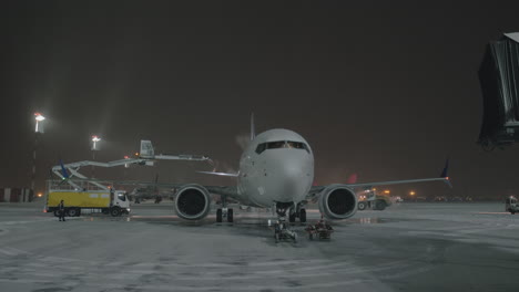 Enteisung-Der-Heckflügel-Des-Flugzeugs-Vor-Dem-Nachtabflug