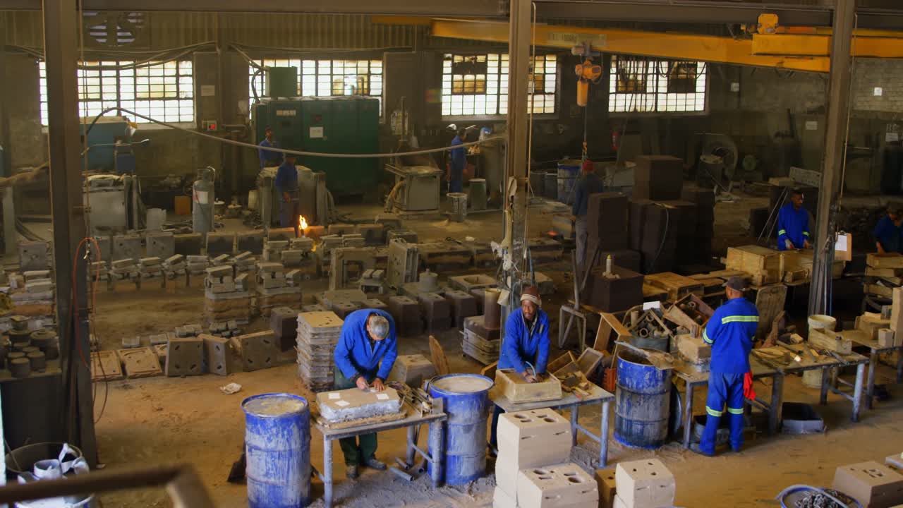 작업실 4k 에서 함께 일 하는 노동자 들