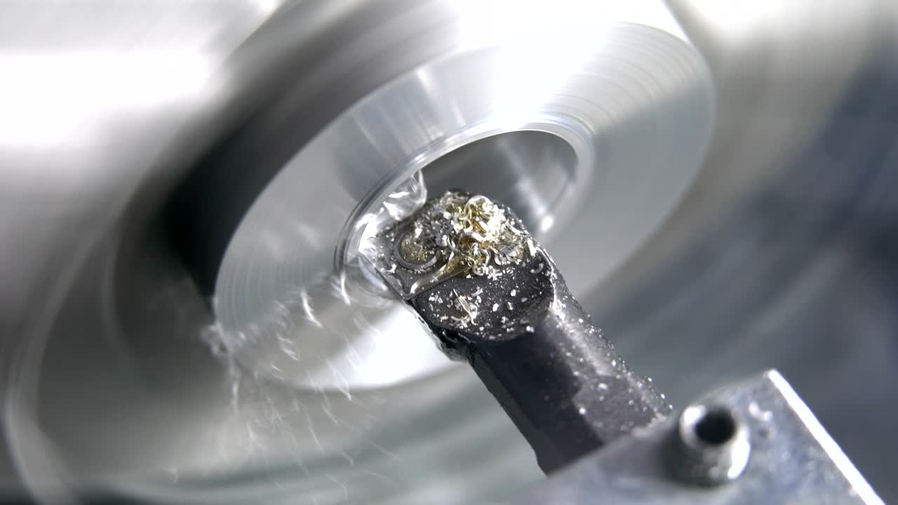 금속 조각을 4 번 틀에 니다.