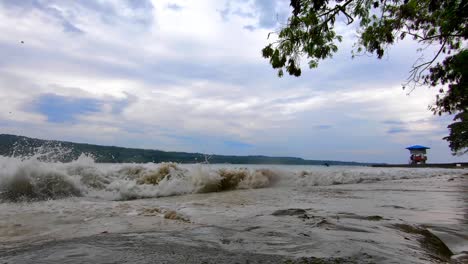 Cámara-Lenta-De-Olas-Salpica-En-Rocas