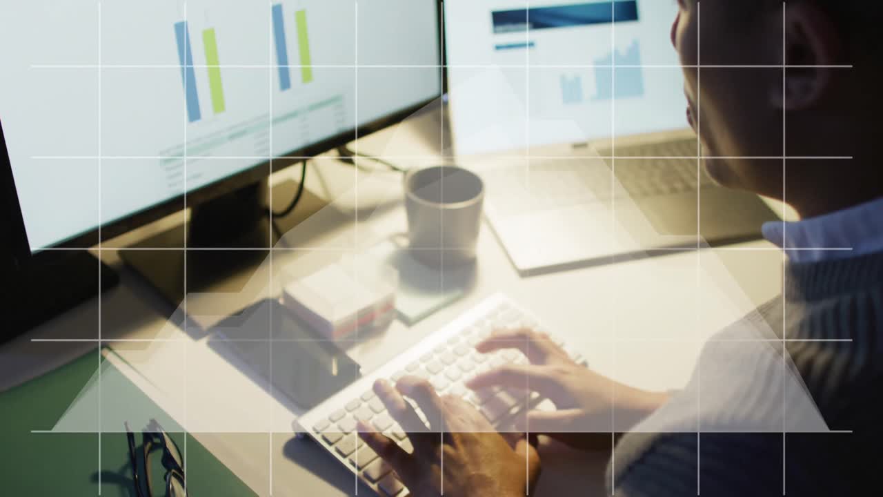 animación del procesamiento de datos financieros sobre empresario biracial que trabaja en la oficina