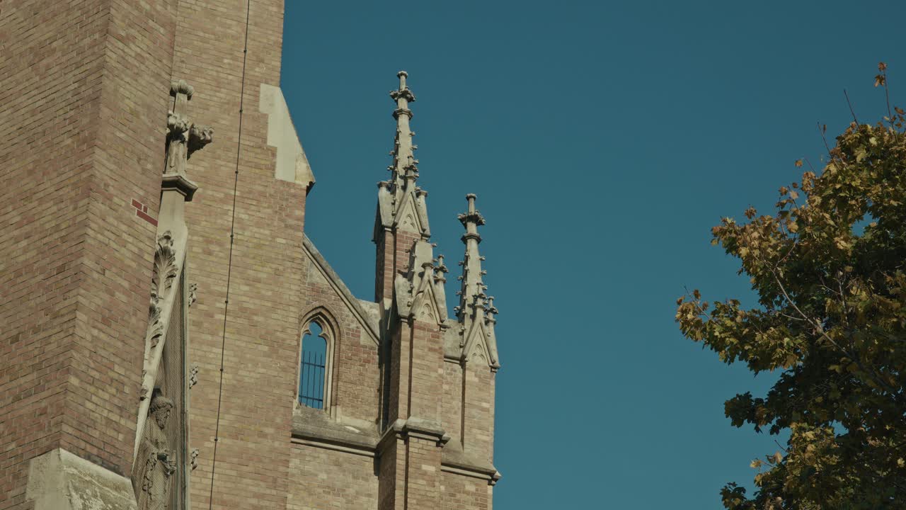 готические церковные шпили и осенняя листья под чистым голубым небом в вене