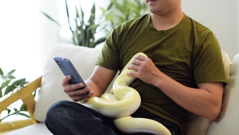hombre con serpiente en casa