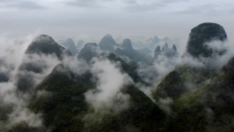 覆蓋著雲端的卡爾斯山脈,從空中觀看