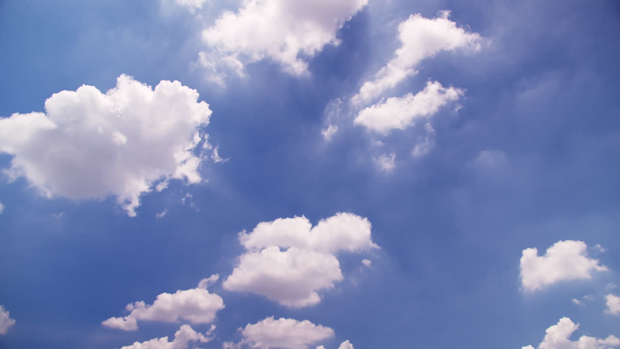 구름이 있는 아름다운 파란 하늘, 구름과 태양이 있는 파란 하늘