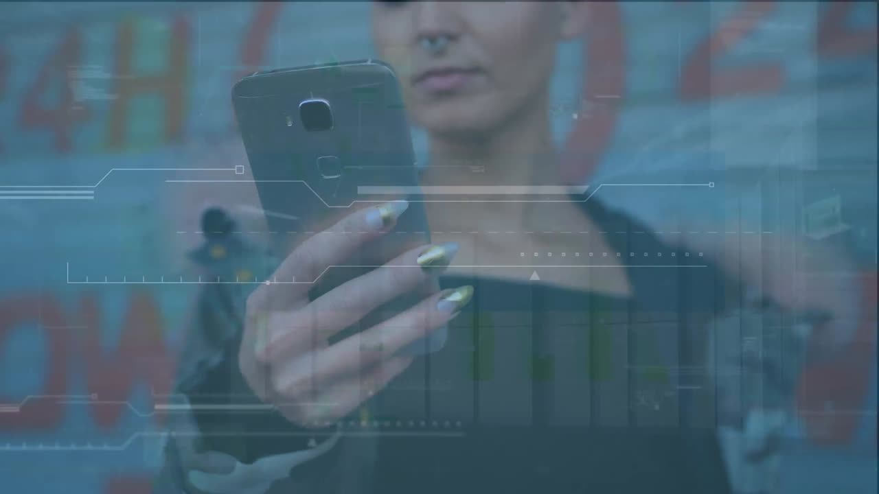 animación del procesamiento de datos estadísticos sobre una mujer caucásica que usa un teléfono inteligente en la calle