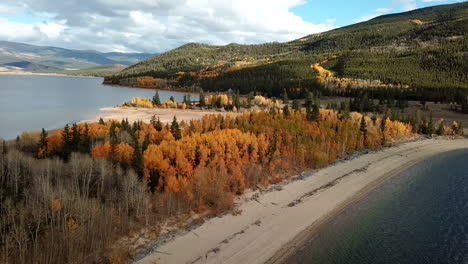 Vista-Aérea-De-Los-Lagos-Gemelos,-Colorado,-Ee.uu.,-Depósito-De-Agua-Y-Paisaje-Colorido-En-El-Soleado-Día-De-Otoño,-Disparo-De-Drones