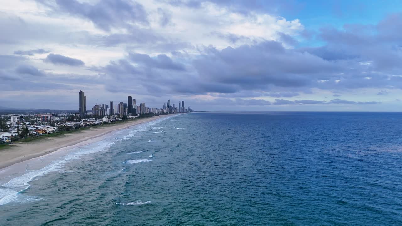 해안선과 도시 스카이라인의 공중 사진