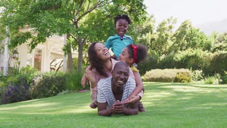 Familia-Afroamericana-Pasando-Tiempo-Juntos-En-El-Jardín