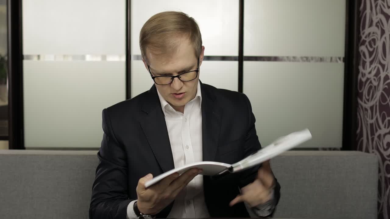 hombre haciendo una llamada de video. educación a distancia con la clase de los niños desde casa