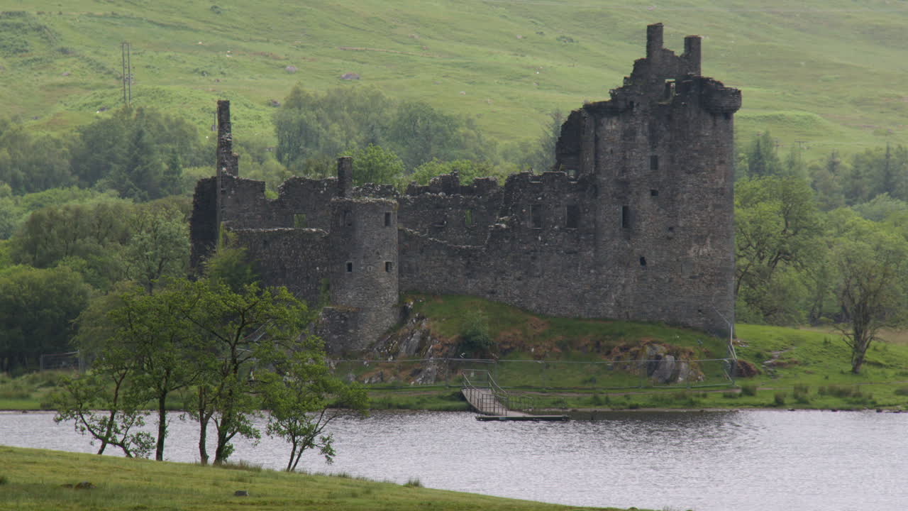 Plano panorâmico amplo da esquerda para a direita do Castelo Kilchurn no Loch Awe