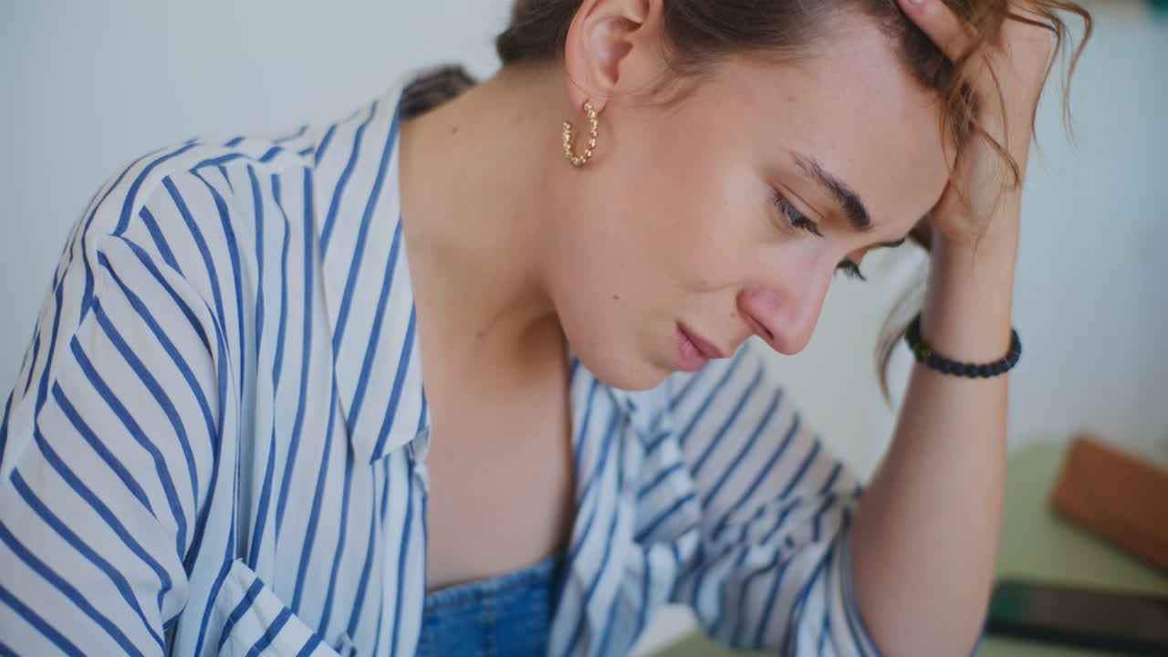 retrato de una mujer triste y reflexiva