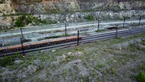 vista aérea de un tren que transporta materiales desde una cantera.