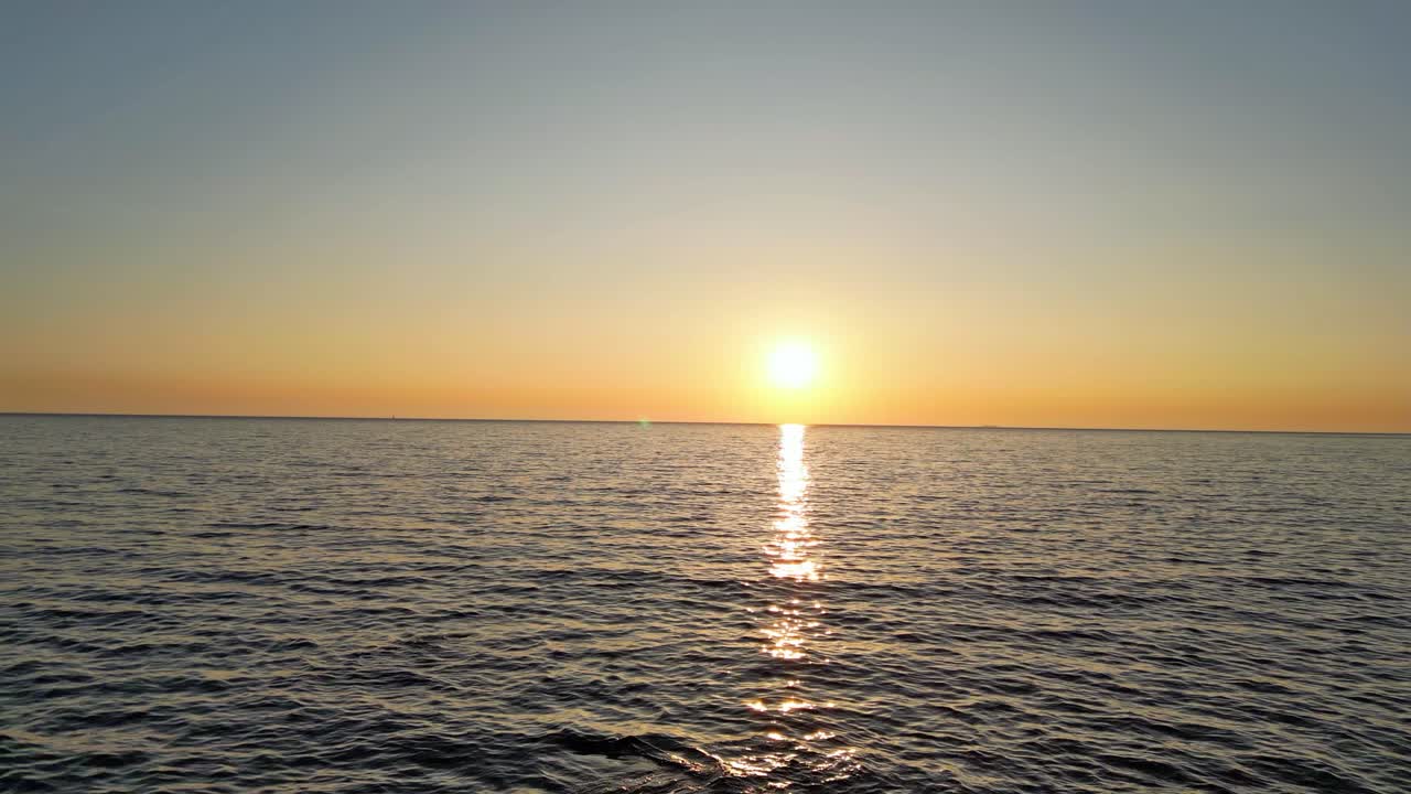 이탈리아 토스카니 의 바다 위 에서 일몰 때 드론 비행: 황금빛 태양 광선, 반 ⁇ 이는 바다, 로맨틱 한 저녁 하늘 - 사진작가 와 자연 애호가 들 에게 꿈 같은 경험