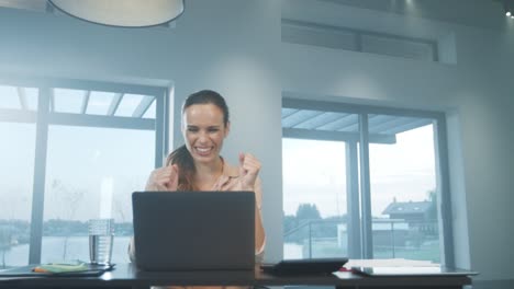 Geschäftsfrau,-Die-Am-Computer-Arbeitet.-Glückliche-Person,-Die-Auf-Einem-Notebook-Chattet.