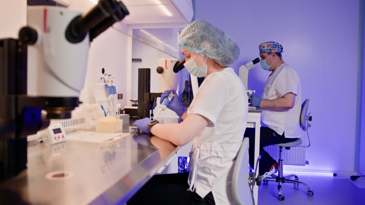 científicos que trabajan en un laboratorio