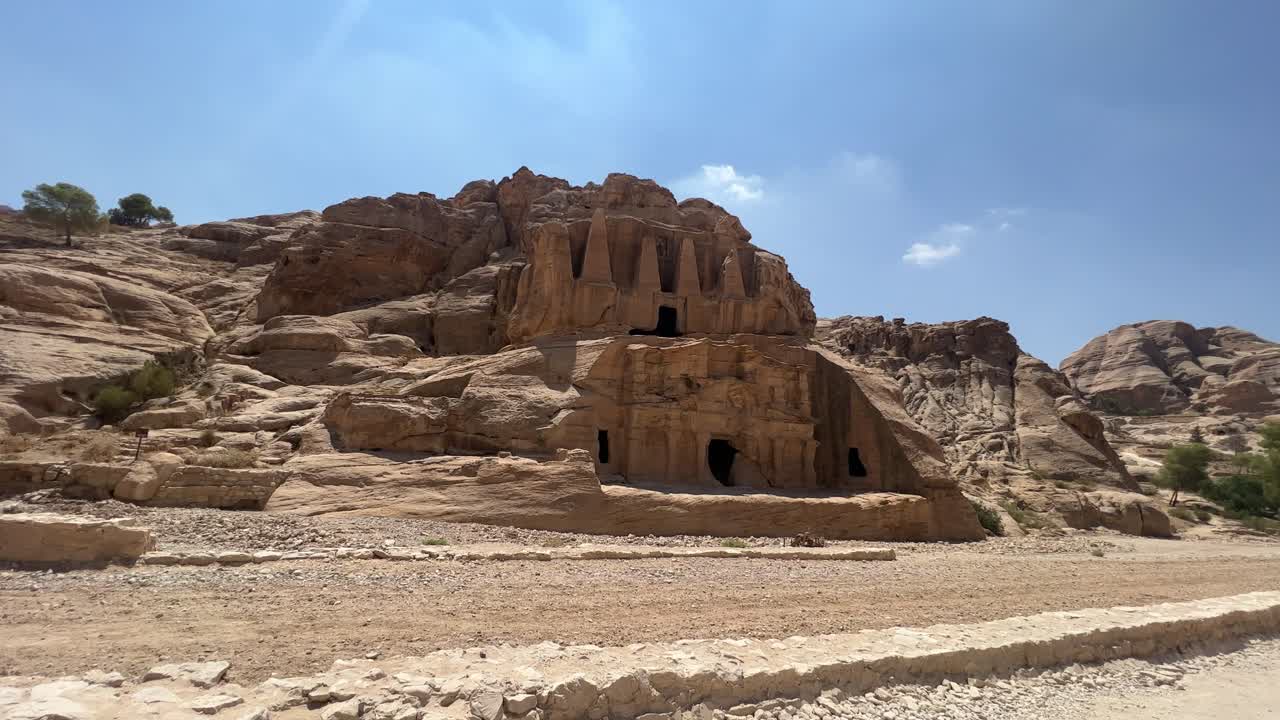 el valle de petra en wadi musa, jordania con el tesoro en medio de un paisaje rocoso y montañoso, un sitio del patrimonio de la unesco, el antiguo reino nabateo 4k establecer disparo