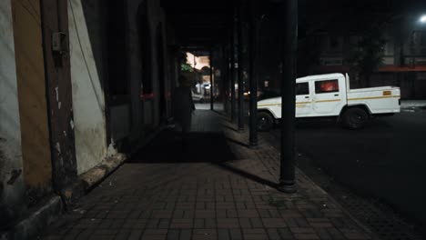 Silueta-De-Mujer-Elegante-Con-Vestido-Gris-Camina-Por-La-Calle-Nocturna-Vacía