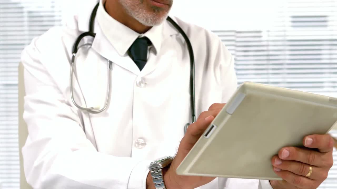 Médico confiante com tableta