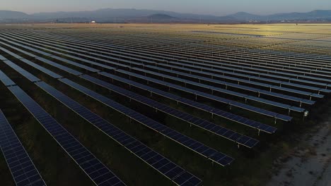 Vista-Aérea-Del-Campo-De-Paneles-Solares-En-El-Amanecer-De-México