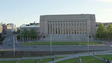 vista de primer plano de la calle del edificio del parlamento de helsinki, finlandia