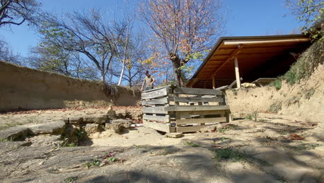 explorador masculino entra en las excavaciones de la pirámide lunar en el cuento bosnio de las pirámides
