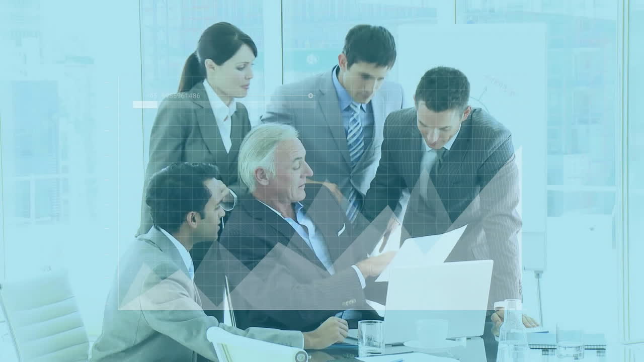 사무실에서 다양한 사업가들에 대한 금융 데이터 처리의 활성화