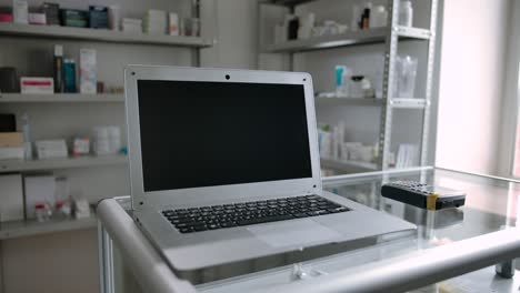 dolly en de una computadora portátil, interior de la farmacia para reemplazar el contenido