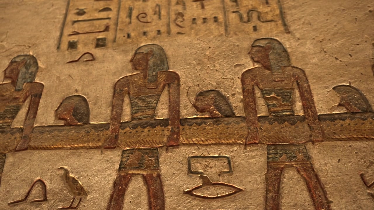 Yksityiskohtainen näkymä monivärisistä seinäreliefeistä Ramses III:n haudan (KV11) sisällä Kuninkaiden laaksossa, Luxorissa, Egyptissä