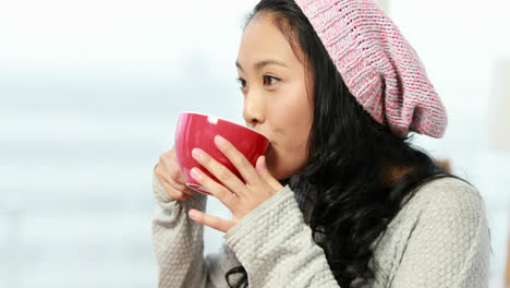 Mujer-De-Negocios-Casual-Usando-Su-Tableta