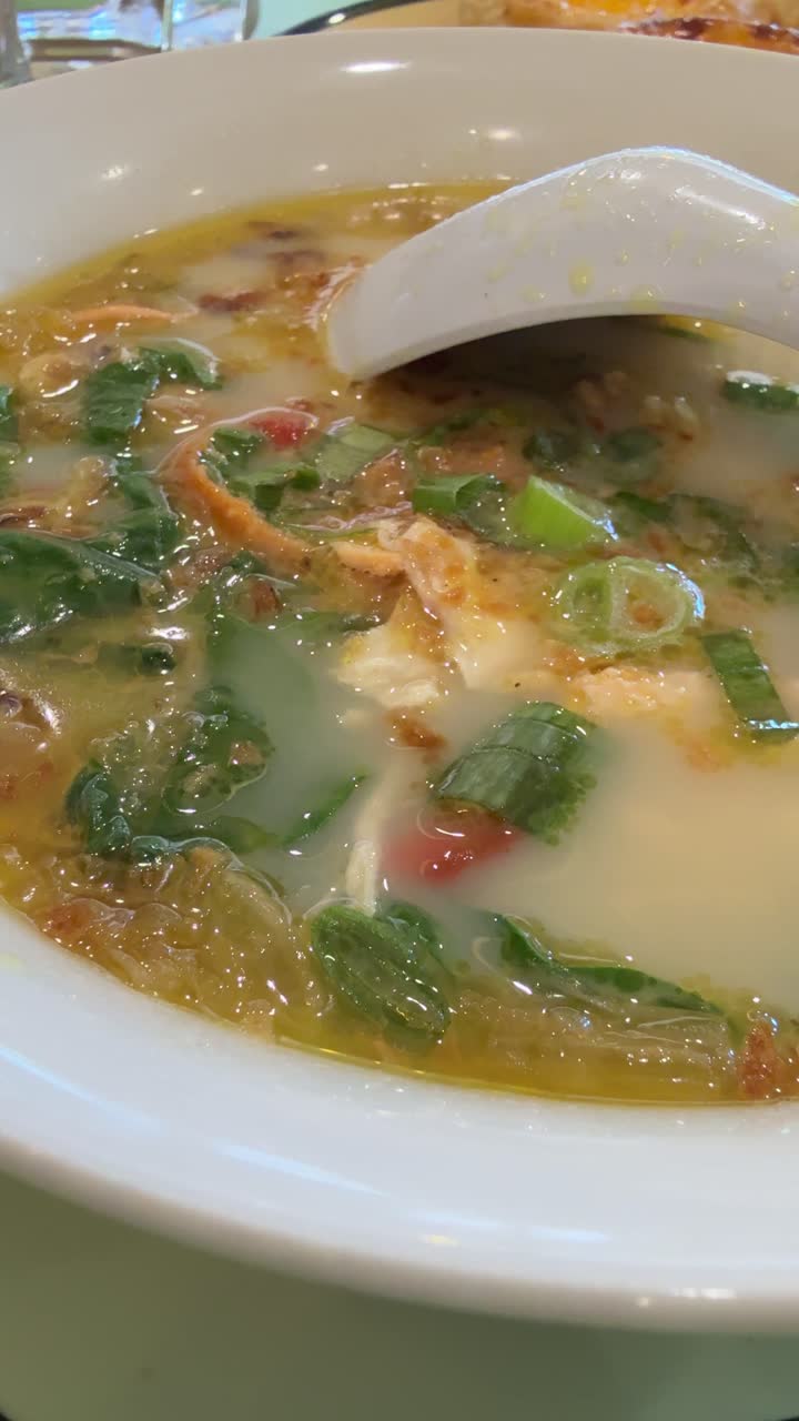 Nærbillede af en lækker skål varm suppe med grøntsager