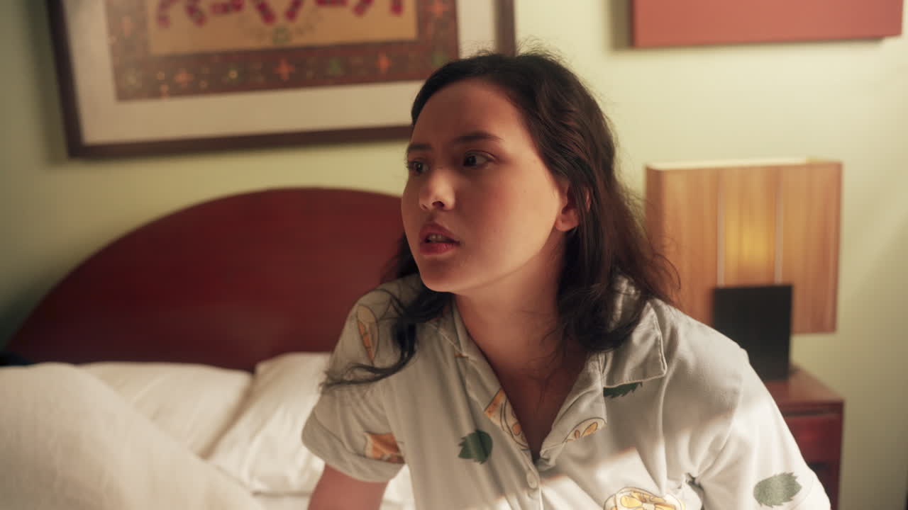 남편 옆에 누워있는 여자의 방해 수면