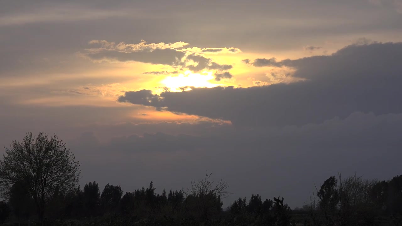 Nuvens Dramáticas de Pôr do Sol Sobre Paisagem Rural