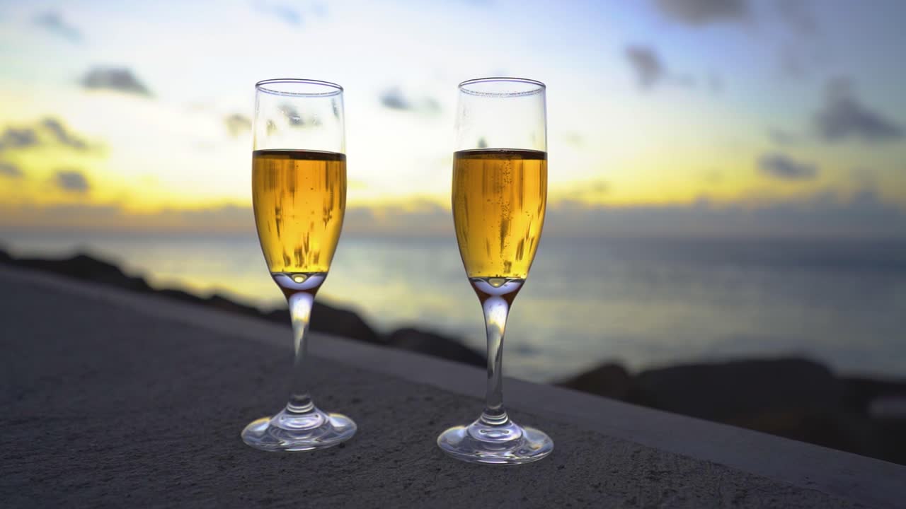 vino tembloroso al atardecer en el muelle