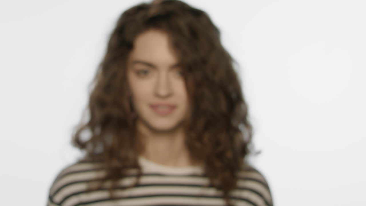 mano femenina con el gesto de ok