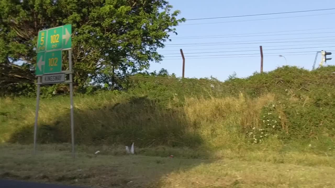 동쪽 런던의 캠브리지를 통과하는 철도 옆에 쓰레기가 있습니다.