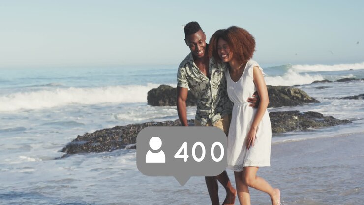 Icone del profilo con numeri crescenti su una coppia afroamericana che cammina sulla spiaggia